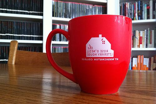 罗斯·奥尼尔出版社的红色马克杯，位于企鹅图书馆